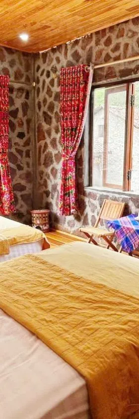 Nhân viên lễ tân tại khách sạn