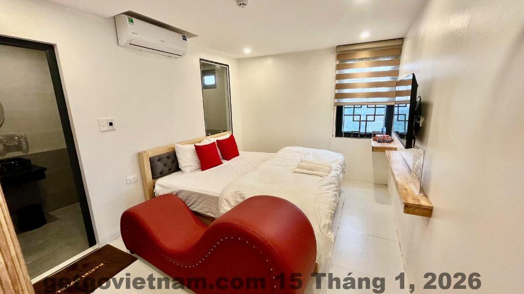Phòng tiêu chuẩn tại Habibi Hotel với nội thất cơ bản, giường lớn và điều hòa