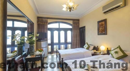 Phòng ngủ Dragon Hotel với nội thất gỗ, thiết kế cổ điển và ánh sáng tự nhiên