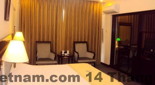 Phòng ngủ tiêu chuẩn tại Huu Nghi Hotel Hải Phòng với nội thất gỗ cũ