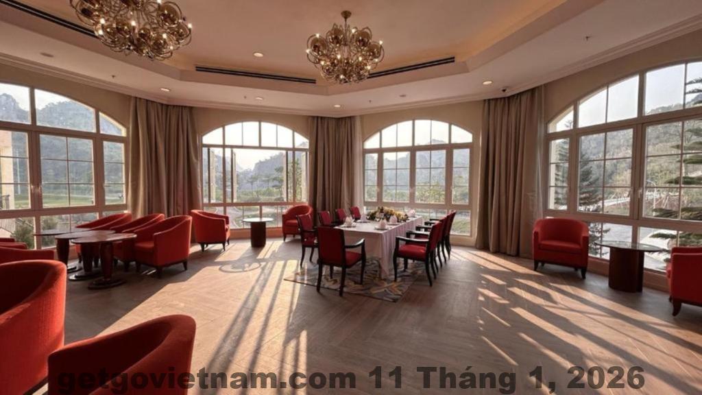 Phòng ngủ Khách sạn VHL Hà Nam rộng rãi, nội thất gỗ