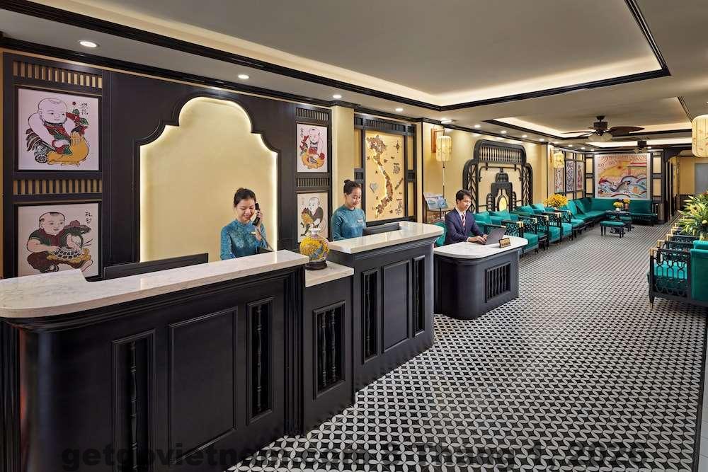 Không gian sảnh Salute Premium Hotel & Spa với phong cách boutique hiện đại