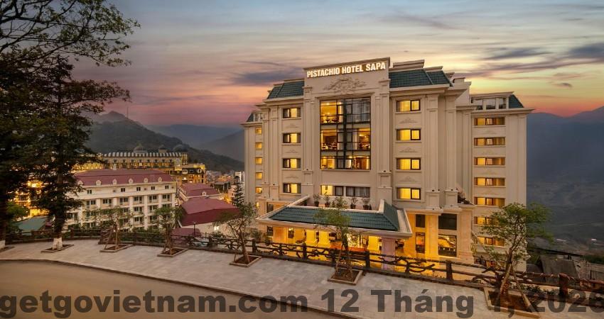 Phòng nghỉ tại Khách sạn Rồng Sa Pa với nội thất gỗ, thiết kế đơn giản và gọn gàng