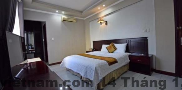 Phòng nghỉ tại Holiday Hotel 2 Hải Phòng với nội thất cơ bản, giường lớn và điều hòa
