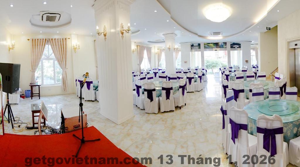 Khuôn viên khách sạn với không gian thoáng đãng