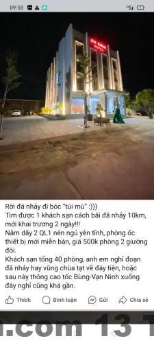 Phía ngoài khách sạn An Bình, không gian xung quanh khá yên bình và gần biển.