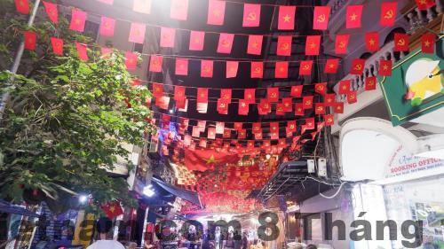 Khu vực lễ tân Cue Hub Hostel với nhân viên hỗ trợ khách