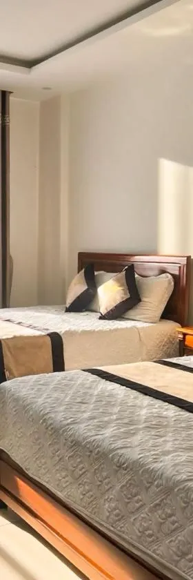 Buffet sáng với các món ăn đặc sản Việt Nam giúp khách du lịch trải nghiệm hương vị địa phương.