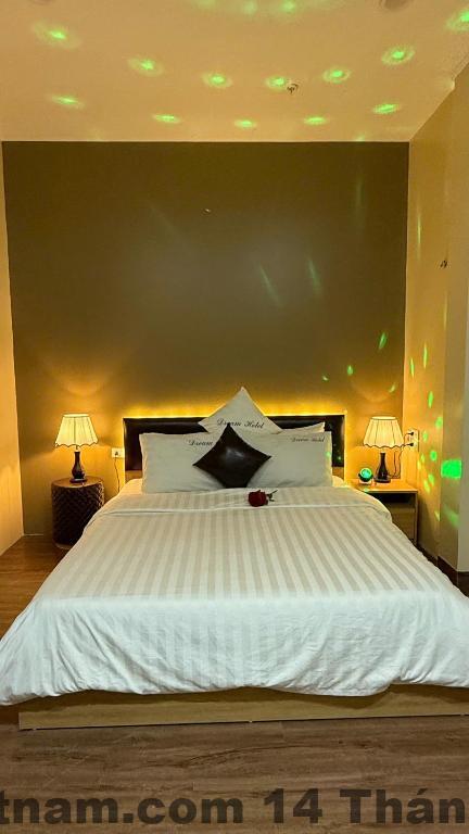 Khu vực lễ tân Dream Hotel by Bay Luxury gọn gàng, nhân viên thân thiện