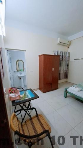 Khu vực lễ tân Khách Sạn Đức Anh đơn giản, gọn gàng