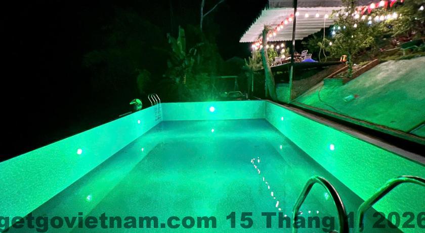 Hồ bơi của khách sạn, không gian thoáng mát nhưng có thể cải thiện thêm.