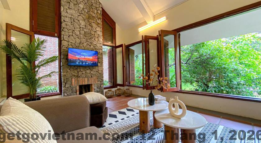 Hồ bơi ngoài trời tại khách sạn.