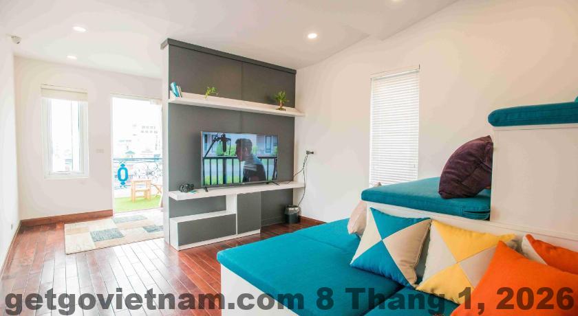 Phòng dorm tại Nexy Hostel với giường tầng có rèm riêng và ổ cắm cá nhân