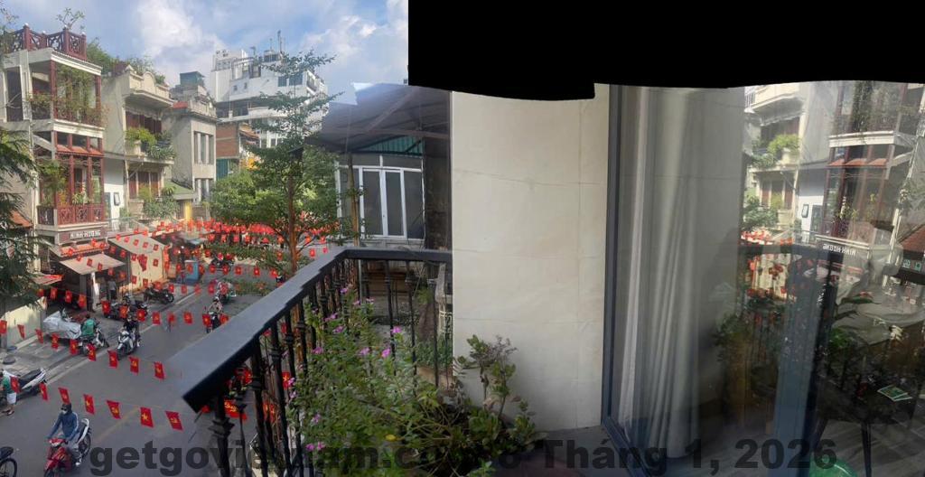 Quầy lễ tân Hanoi Old Quarter Hotel – nhân viên thân thiện hỗ trợ khách du lịch quốc tế