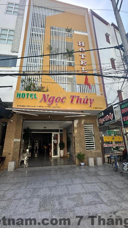 Nhà vệ sinh trong phòng Nhà Nghỉ Âu Việt – thiết kế đơn giản, không gian hẹp
