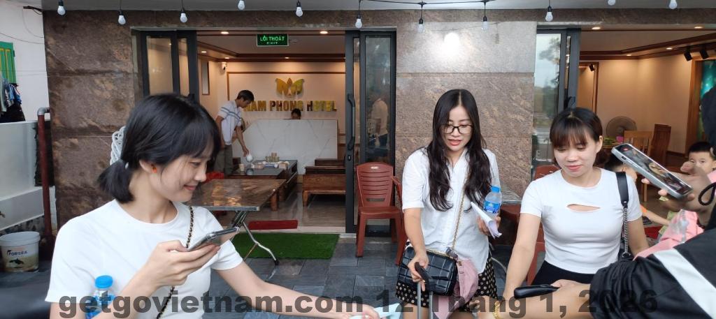 Khu vực ăn uống đơn giản tại Quan Lan Nam Phong Hotel phục vụ theo nhu cầu khách