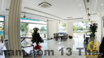 Hồ bơi tại Tuấn Đạt Luxury, với không gian thư giãn, tuy nhiên vào mùa cao điểm, hồ có thể khá đông.