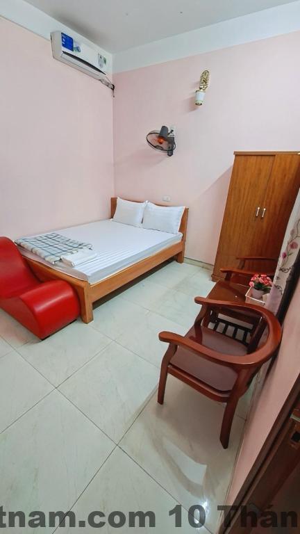 Phòng ngủ tiêu chuẩn tại Khách Sạn Đức Anh với nội thất cơ bản