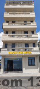 Nhân viên thân thiện của khách sạn Quyền Quý luôn sẵn sàng hỗ trợ du khách.