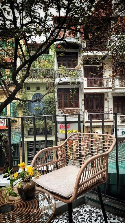 Phòng ngủ tại Cozy stay in Old Quarter với thiết kế đơn giản và ban công riêng