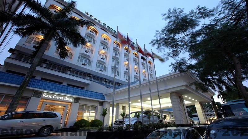 Quầy lễ tân nhỏ tại A1 Hill Hanoi Hotel với nhân viên trực 24/7
