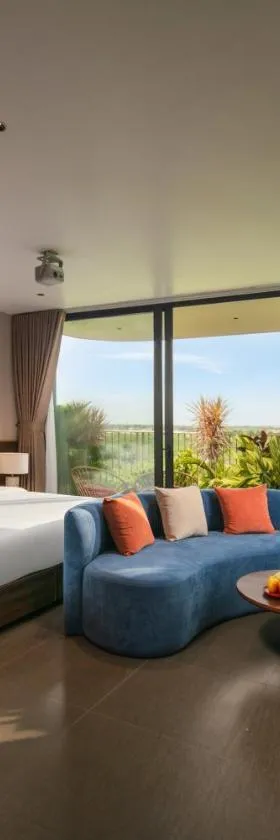 Sảnh lễ tân khách sạn Bốn Mùa Hotel với không gian nhỏ gọn, phong cách tối giản