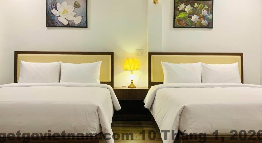 Phòng nghỉ tại FIORUS Airport Hotel với thiết kế đơn giản, tập trung vào giường ngủ và sự sạch sẽ