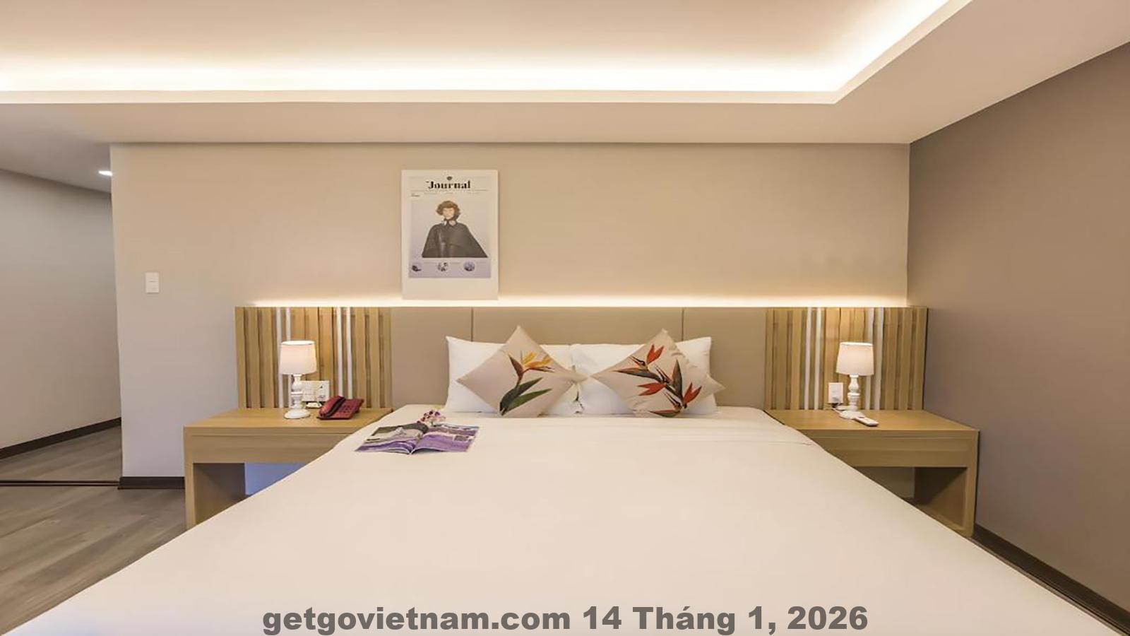 Phòng nghỉ tại Binh Duong Resident Hotel với nội thất cơ bản, giường đôi và ánh sáng tự nhiên