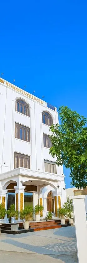 Khuôn viên ngoài trời rộng rãi tại 64 Deluxe Hotel & Villa Mộc Châu