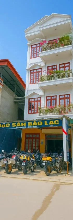 Nhân viên phục vụ tại khách sạn Phương Linh