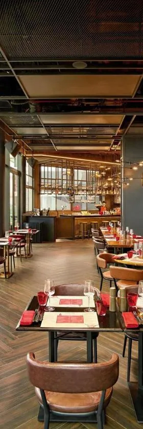 Bữa sáng buffet đơn giản với các món ăn truyền thống