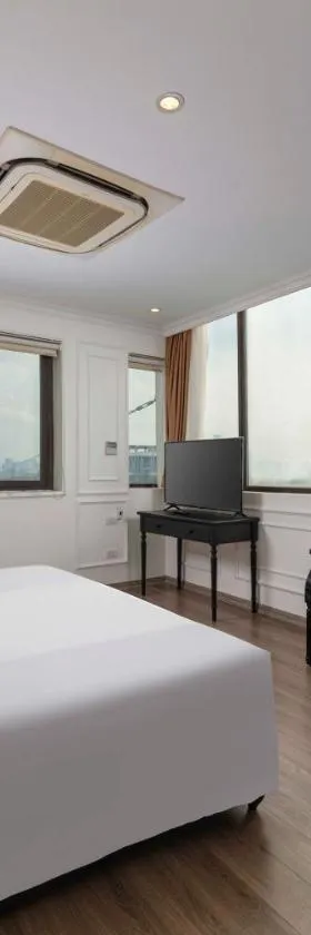 Phòng ngủ khách sạn Bốn Mùa Hotel với giường đôi, nội thất cơ bản, tông màu trung tính