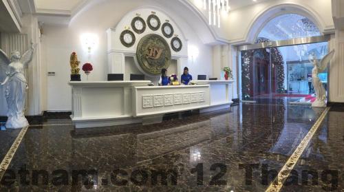 Phòng ngủ Hai Yen Luxury Hotel với nội thất gỗ và không gian rộng