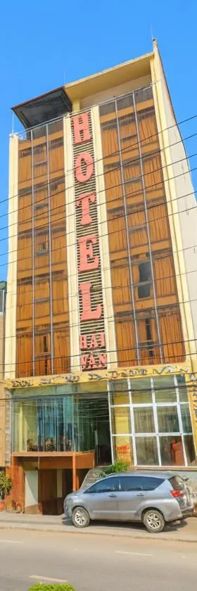 Phòng ngủ tại An Lộc Hotel với giường đôi lớn, nội thất gỗ cơ bản, không gian rộng rãi