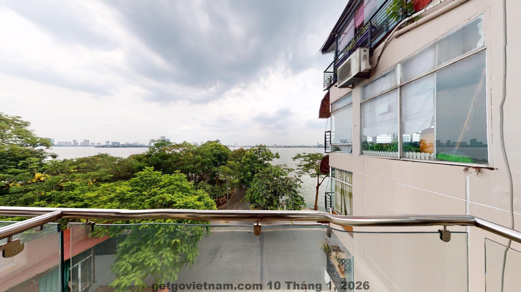 Nhân viên hỗ trợ khách tại Phố Homestay Apartment Hà Nội West Lake