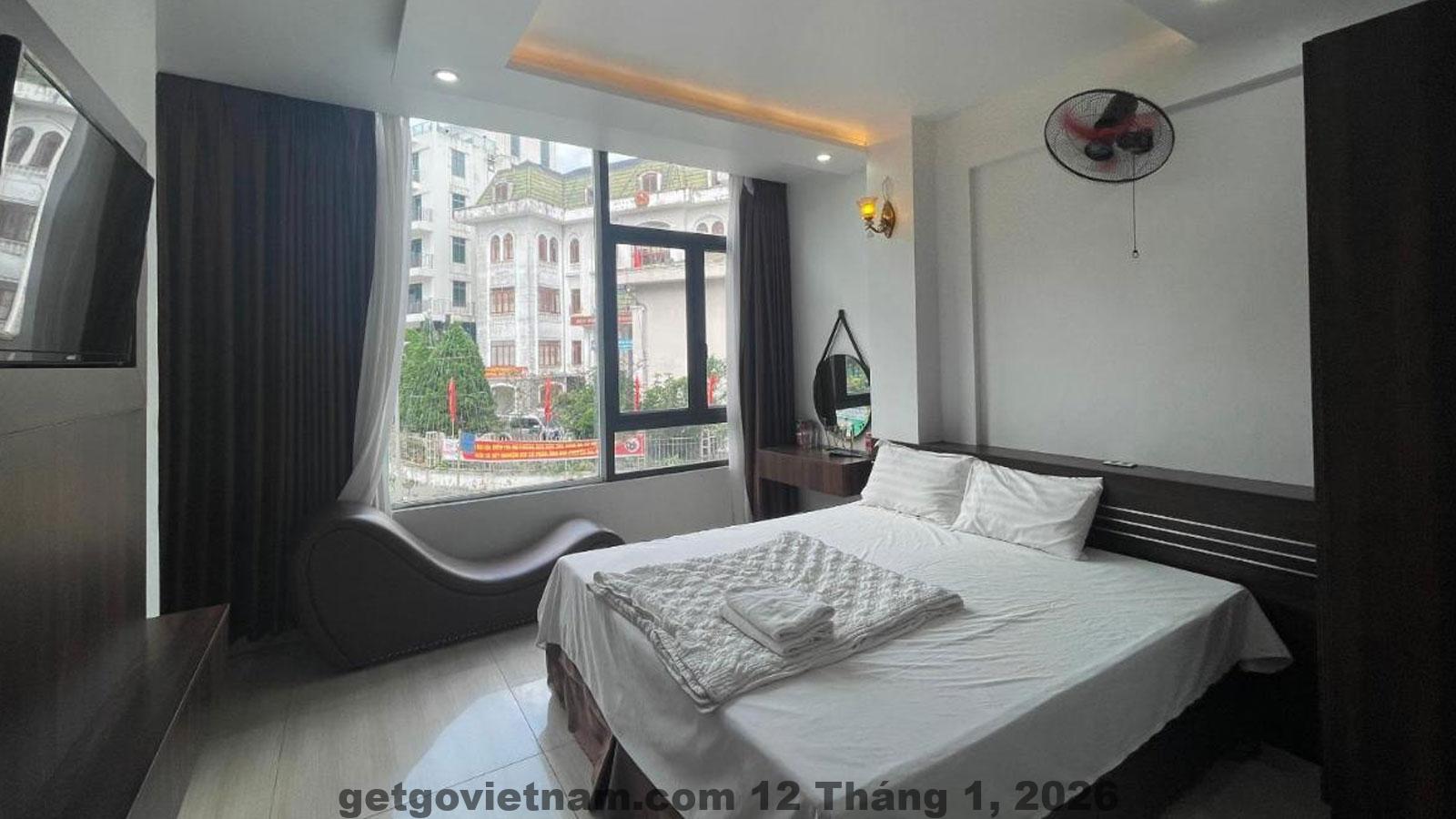 Khu vực lễ tân Hotel Hải Nam Tam Đảo với nhân viên hỗ trợ khách khá thân thiện