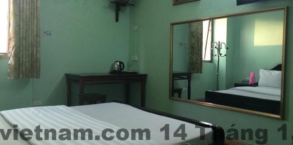 Khu vực đường Nguyễn Ngọc Vũ đông đúc, nhiều quán ăn và văn phòng gần khách sạn