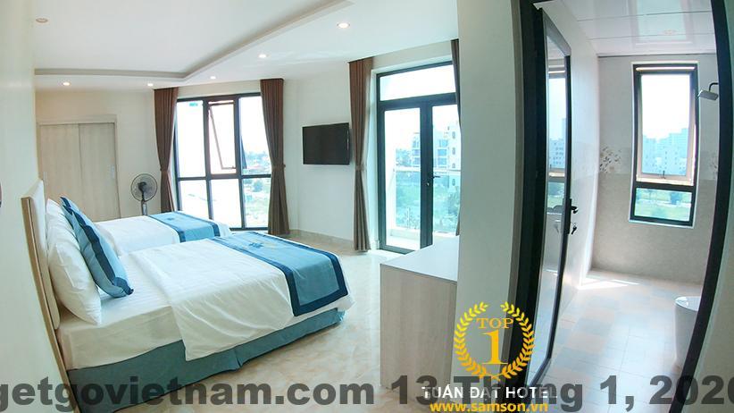 Phòng nghỉ 2 giường tại Tuấn Đạt Luxury, với không gian rộng rãi, trang trí tinh tế, mang lại cảm giác thoải mái cho du khách.