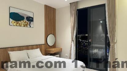 Phòng ngủ hiện đại, sạch sẽ tại Maris Hotel, mang lại sự thoải mái cho du khách.