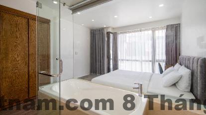 Không gian phòng căn hộ Granda với bếp nhỏ, bàn ăn và khu sinh hoạt riêng