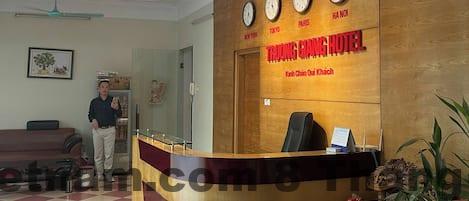 Khu vực hồ bơi tại San Quatorze Hanoi Hotel phục vụ nhu cầu thư giãn