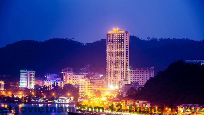 Phòng nghỉ tiêu chuẩn với nội thất cơ bản tại khách sạn bình dân Hạ Long