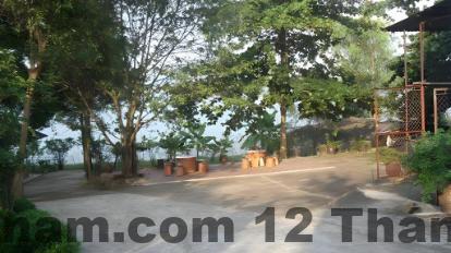 Phòng nghỉ tiêu chuẩn tại Khách sạn Hoa Biển với nội thất gỗ cơ bản