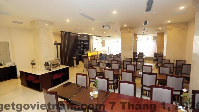 Không gian ăn sáng tại Lenid Hotel Thợ Nhuộm với buffet quy mô nhỏ, món ăn cơ bản