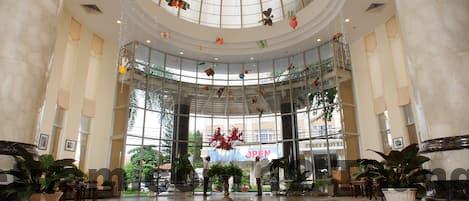 Khu vực lễ tân Khách sạn Ciao Hà Giang với nhân viên thân thiện