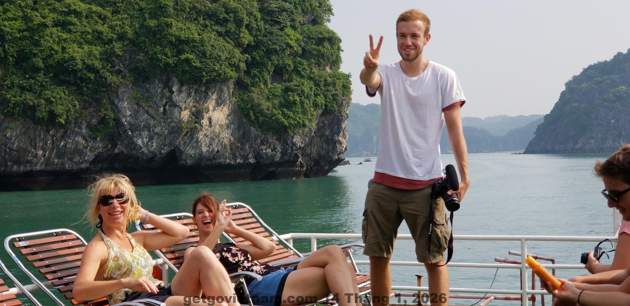 Nhân viên Quynh Trang Hotel thân thiện, hỗ trợ đặt tour và thuê xe cho khách