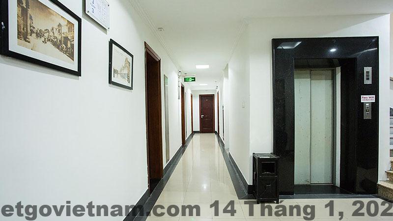 Phòng ngủ tại khách sạn, tiện nghi đầy đủ nhưng hơi xuống cấp nhẹ