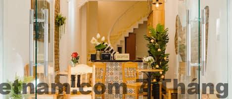 Phòng ngủ tại La Renta Hotel & Spa với thiết kế đơn giản, diện tích nhỏ