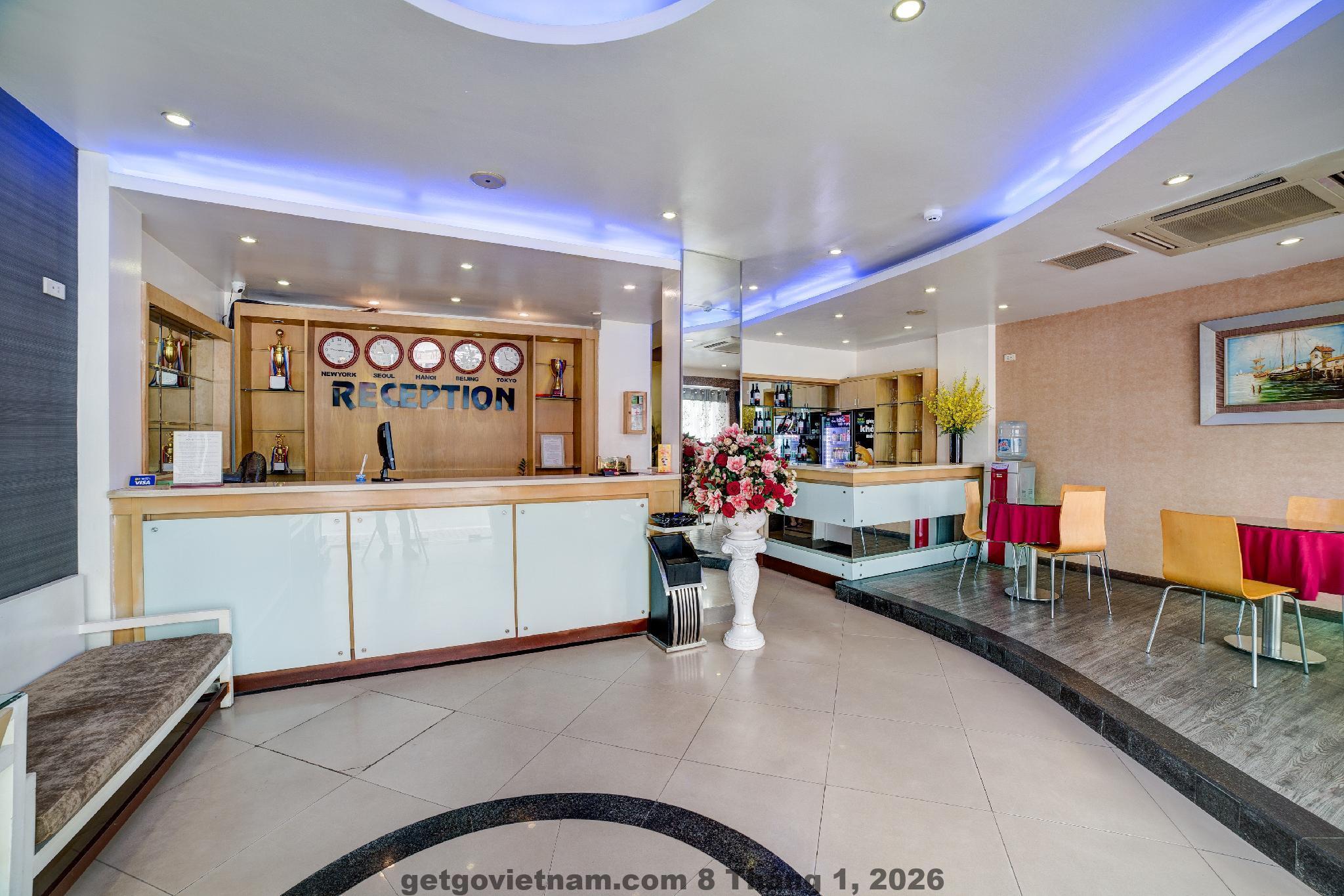 Phòng nghỉ rộng với nội thất gỗ tại Hotel Mai Villa Ngân Sơn