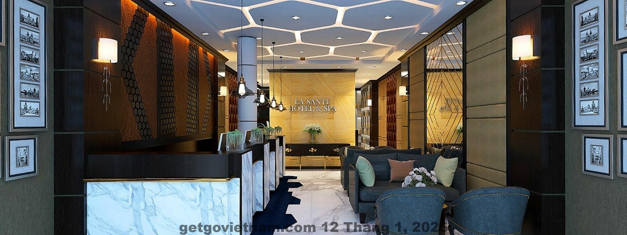 Khu vực lễ tân La Santé Hotel & Spa với phong cách phục vụ thân thiện